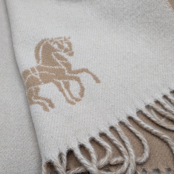 Horse and Carriage Oversized Wool Muffler in Camel & Chalk - Picture 4 of 8